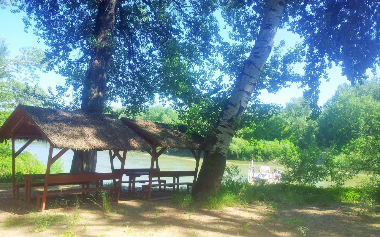 ホテル Elo Tisza Vendeghaz Nagykoru エクステリア 写真
